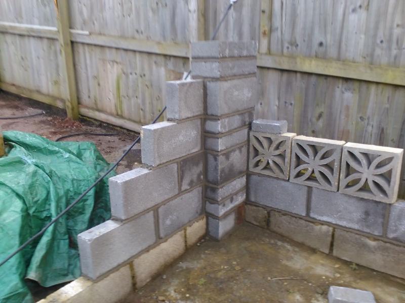 A blockwork corner with decorative blocks on the right